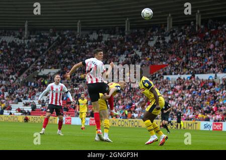 SUNDERLAND, REGNO UNITO. 25 SETTEMBRE Ross Stewart di Sunderland si dirige in grande durante la partita della Sky Bet League 1 tra Sunderland e Bolton Wanderers allo Stadium of Light di Sunderland sabato 25 settembre 2021. (Credit: Michael driver | MI News) Credit: MI News & Sport /Alamy Live News Foto Stock