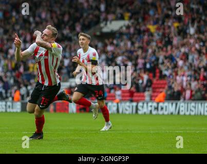 SUNDERLAND, REGNO UNITO. 25 SETTEMBRE Carl Winchester di Sunderland celebra il suo obiettivo durante la partita della Sky Bet League 1 tra Sunderland e Bolton Wanderers allo Stadium of Light di Sunderland sabato 25 settembre 2021. (Credit: Michael driver | MI News) Credit: MI News & Sport /Alamy Live News Foto Stock