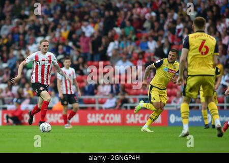 SUNDERLAND, REGNO UNITO. 25 SETTEMBRE il Carl Winchester di Sunderland attraversa il centro durante la partita della Sky Bet League 1 tra Sunderland e Bolton Wanderers allo Stadium of Light di Sunderland sabato 25 settembre 2021. (Credit: Michael driver | MI News) Credit: MI News & Sport /Alamy Live News Foto Stock