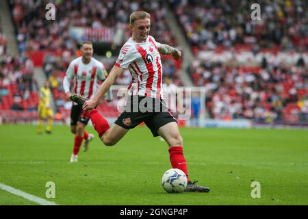 SUNDERLAND, REGNO UNITO. 25 SETTEMBRE Carl Winchester di Sunderland attraversa una palla nella scatola durante la partita della Sky Bet League 1 tra Sunderland e Bolton Wanderers allo Stadium of Light di Sunderland sabato 25 settembre 2021. (Credit: Michael driver | MI News) Credit: MI News & Sport /Alamy Live News Foto Stock