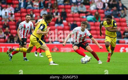 SUNDERLAND, REGNO UNITO. IL 25 SETTEMBRE Daniel Neil di Sunderland si occupa della difesa Bolton durante la partita della Sky Bet League 1 tra Sunderland e Bolton Wanderers allo Stadium of Light di Sunderland sabato 25 settembre 2021. (Credit: Michael driver | MI News) Credit: MI News & Sport /Alamy Live News Foto Stock