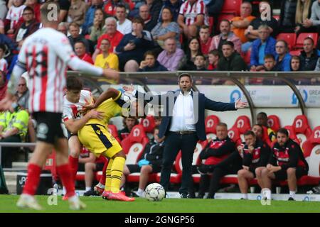 SUNDERLAND, REGNO UNITO. 25 SETTEMBRE il manager Sunderland Lee Johnson reagisce a un fallo durante la partita della Sky Bet League 1 tra Sunderland e Bolton Wanderers allo Stadium of Light di Sunderland sabato 25 settembre 2021. (Credit: Michael driver | MI News) Credit: MI News & Sport /Alamy Live News Foto Stock