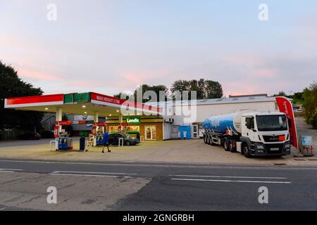 Winterbourne Abbas, Dorset, Regno Unito. 25 settembre 2021. Un autocarro Flexigrid che rialimenta la stazione di servizio esso a Winterbourne Abbas a Dorset dopo una giornata di acquisti di panico da parte degli automobilisti. Picture Credit: Graham Hunt/Alamy Live News Foto Stock