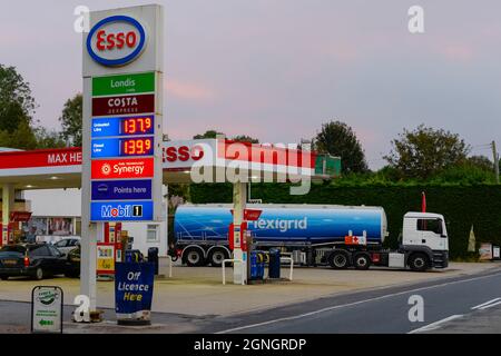 Winterbourne Abbas, Dorset, Regno Unito. 25 settembre 2021. Un autocarro Flexigrid che rialimenta la stazione di servizio esso a Winterbourne Abbas a Dorset dopo una giornata di acquisti di panico da parte degli automobilisti. Picture Credit: Graham Hunt/Alamy Live News Foto Stock