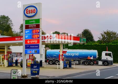 Winterbourne Abbas, Dorset, Regno Unito. 25 settembre 2021. Un autocarro Flexigrid che rialimenta la stazione di servizio esso a Winterbourne Abbas a Dorset dopo una giornata di acquisti di panico da parte degli automobilisti. Picture Credit: Graham Hunt/Alamy Live News Foto Stock