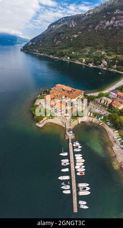 Veduta panoramica verticale aerea del Castello nell'antico borgo, Lierna, Lago di Como Foto Stock