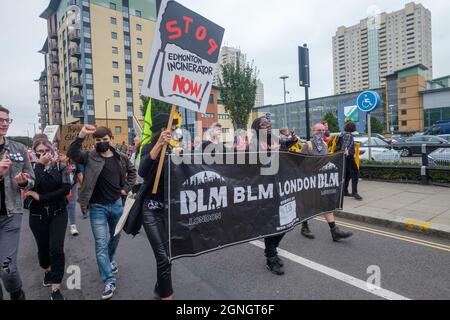 Londra, Regno Unito. 25 settembre 2021. Le persone si dirottano presso l'inceneritore di Edmonton contro i piani della North London Waste Authority di costruire un inceneritore più grande che costa 1,2 miliardi di sterline sul sito in una delle aree più povere di Londra, aumentando l'inquinamento atmosferico che già viola i limiti legali. Ogni anno, infatti, si verrebbero a creare 700,000 tonnellate di CO2, incompatibili con gli obiettivi zero netti. L'incenerimento scoraggia il riciclaggio e circa la metà dei rifiuti attualmente bruciati potrebbe essere riciclata. Peter Marshall/Alamy Live News Foto Stock