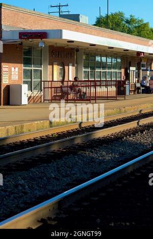 Quantico, Virginia, USA - 23 settembre 2021: I passeggeri aspettano un treno Amtrak presso la storica stazione Amtrak di Quantico nel tardo pomeriggio di sole. Foto Stock