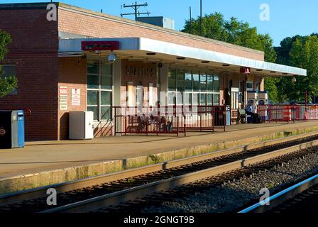 Quantico, Virginia, USA - 23 settembre 2021: I passeggeri aspettano un treno Amtrak presso la storica stazione Amtrak di Quantico nel tardo pomeriggio di sole. Foto Stock