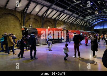 Leavesden, UK -2020: Visitatori allo studio Warner Brothers Making of Harry Potter con una replica del treno espresso Hogwarts alla piattaforma 9 3/4 Foto Stock