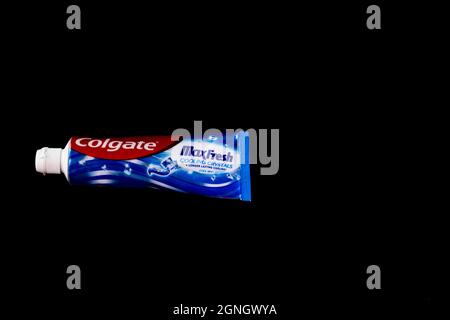 Colgate MaxFresh dentifricio tubo su sfondo nero a Bucarest, Romania, 2021 Foto Stock