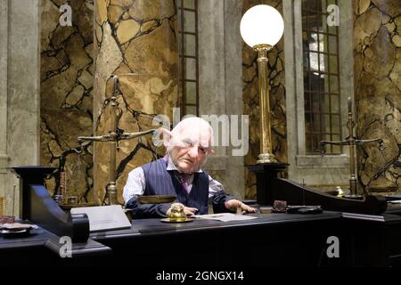 Leavesden, Regno Unito - Marzo 2020: Uno dei cassieri Goblin in Gringotts Bank, all'interno del making of Harry Potter Warner Brothers Studios Foto Stock