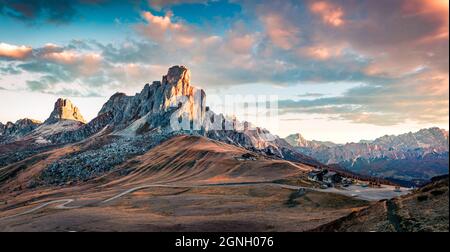 Vista mozzafiato mattutina della vetta Ra Gusela, Averau - gruppo Nuvolau dal Passo di Giau. Eccitante alba autunnale nelle Alpi Dolomiti, Cortina d'Ampezzo lo Foto Stock