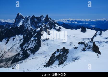 Bellissimo paesaggio con massiccio del Monte Bianco visto da Aiguille du midi (3842m) , Alpi francesi, Chamonix, alta Savoia, Francia Foto Stock