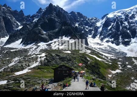 Chamonix, Francia - 10 luglio 2021. Paesaggio con lo Chalet a Plan de l'Aiguille e la splendida cima Aiguille du Midi, Chamonix, Monte Bianco Foto Stock