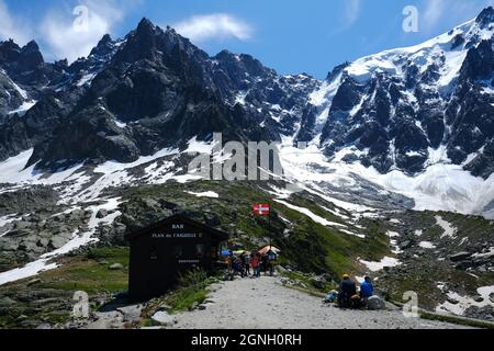 Chamonix, Francia - 10 luglio 2021. Paesaggio con lo Chalet a Plan de l'Aiguille e la splendida cima Aiguille du Midi, Chamonix, Monte Bianco Foto Stock