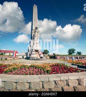 HOREA, Closca e Obelisco Crisan. Paesaggio urbano colorato di chiese fortificate di Alba Carolina Fortezza, Transilvania, Alba Iulia città, Romania, Europa. Foto Stock