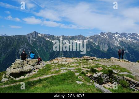 Guardando ai monti Brevent sul sentiero di montagna dalla stazione centrale della funivia al Rifugio du Plan de l'Aiguille, Alpi francesi , Chamonix, Francia Foto Stock