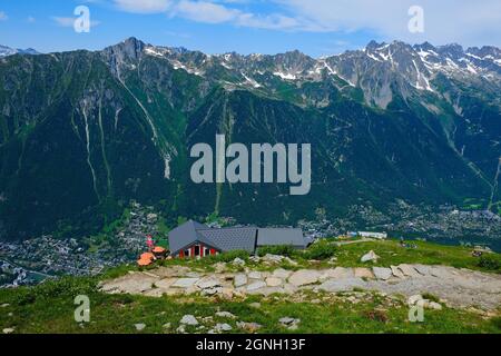 I monti Brevent e la Valle di Chamonix con il Rifugio du Plan de l'Aiguille, Alpi francesi, Chamonix, Monte Bianco, alta Savoia, Francia Foto Stock