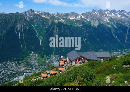 I monti Brevent e la Valle di Chamonix con il Rifugio du Plan de l'Aiguille, Alpi francesi, Chamonix, Monte Bianco, alta Savoia, Francia Foto Stock