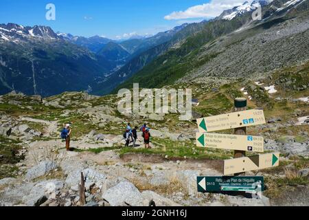 Incredibile sentiero di montagna dalla stazione centrale della funivia al Rifugio du Plan de l'Aiguille, Alpi francesi , Chamonix, Monte Bianco, alta Savoia, Francia Foto Stock