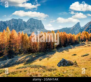 Splendida vista mattutina dalla cima del passo di Giau. Paesaggio autunnale soleggiato nelle Alpi dolomitiche, località Cortina d'Ampezzo, Italia, Europa. Bellezza della natura Foto Stock