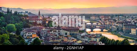 Panorama serale di Firenze, Italia, Europa. Bellissimi ponti medievali ad arco sul fiume Arno.Travelling concept background. Foto Stock