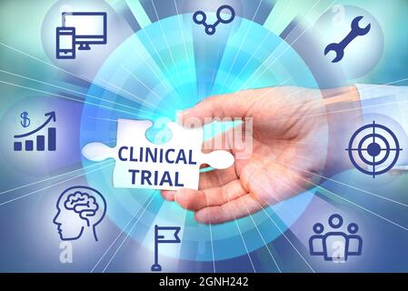 Testo della scrittura Clinical Trial. Business Showcase prove per valutare l'efficacia e la sicurezza del farmaco mano di tenuta Jigsaw Puzzle pezzo Foto Stock