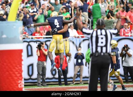 Chicago, Illinois, Stati Uniti. 25 Settembre 2021. I badgers del Wisconsin si sono messi in campo da Graham Mertz (5) durante la partita di football dell'NCAA tra Wisconsin e Notre Dame al Soldier Field di Chicago, Illinois. Dean Reid/CSM/Alamy Live News Foto Stock