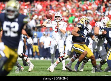 Chicago, Illinois, Stati Uniti. 25 Settembre 2021. I badgers del Wisconsin si sono messi in campo da Graham Mertz (5) durante la partita di football dell'NCAA tra Wisconsin e Notre Dame al Soldier Field di Chicago, Illinois. Dean Reid/CSM/Alamy Live News Foto Stock