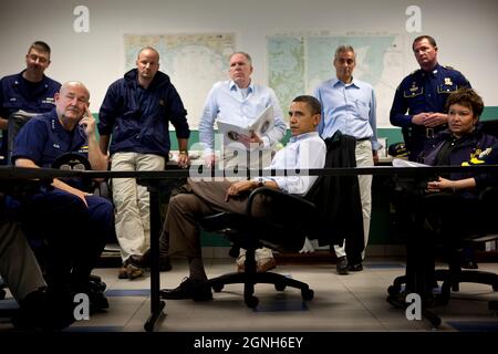 Il Presidente Barack Obama è informato sulla situazione lungo la costa del Golfo a seguito della fuoriuscita di petrolio BP, presso il Coast Guard Venice Centre, a Venezia, la., Domenica 2 maggio, 2010. Nella foto, da sinistra, sono raffigurati il comandante della Guardia Costiera degli Stati Uniti, l'ammiraglio Thad Allen, assistente del presidente per la sicurezza interna e il antiterrorismo John Brennan, capo di stato maggiore Rahm Emanuel, e l'amministratore dell'EPA Lisa Jackson. (Foto ufficiale della Casa Bianca di Pete Souza) questa fotografia ufficiale della Casa Bianca è resa disponibile solo per la pubblicazione da parte delle organizzazioni di notizie e/o per uso personale per la stampa da parte del soggetto(i) del Foto Stock