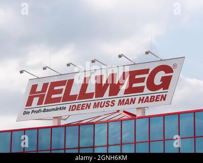 BERLINO, GERMANIA - 20 SETTEMBRE 2021: Logo Hellweg presso un negozio DIY a Berlino Foto Stock