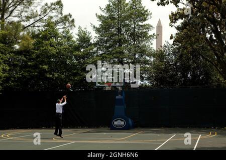 Il presidente Barack Obama tira i cerchi sul campo da pallacanestro della Casa Bianca, 7 maggio 2010. (Foto ufficiale della Casa Bianca di Pete Souza) questa fotografia ufficiale della Casa Bianca è resa disponibile solo per la pubblicazione da parte delle organizzazioni di notizie e/o per uso personale la stampa dal soggetto(i) della fotografia. La fotografia non può essere manipolata in alcun modo e non può essere utilizzata in materiali commerciali o politici, pubblicità, e-mail, prodotti, promozioni che in alcun modo suggeriscono l'approvazione o l'approvazione del presidente, della prima famiglia, o della Casa Bianca. Foto Stock