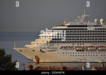 Marsiglia, Francia. 25 Settembre 2021. La nave da crociera Costa Favolosa arriva al porto di Marsiglia-Fos. La nave da crociera di linea “Costa Favolosa” arriva nel porto mediterraneo francese di Marsiglia. Credit: SOPA Images Limited/Alamy Live News Foto Stock