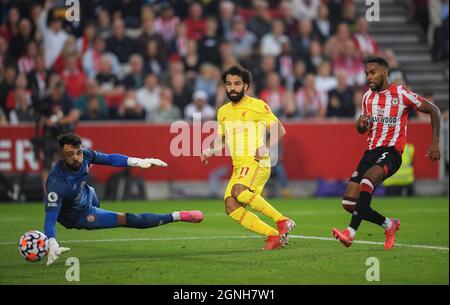 Londra, Regno Unito. 25 Settembre 2021. 25 Settembre 2021 - Brentford v Liverpool - The Premier League Mohamed Salah segna per Liverpool Picture Credit: Mark Pain/Alamy Live News Foto Stock