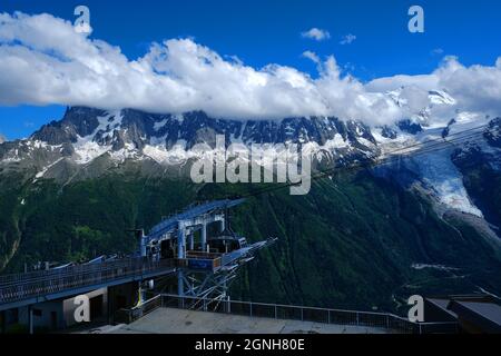 Chamonix, Francia - 10 luglio 2021. Stazione della funivia di Brevent contro il massiccio del Monte Bianco, Chamonix, Haute-Savoie, Francia Foto Stock