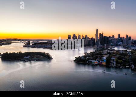 Il porto di Sydney intorno all'Isola di Goat, con vista panoramica aerea dei principali punti di riferimento della città di Sydney, il ponte e il lungomare del CBD. Foto Stock