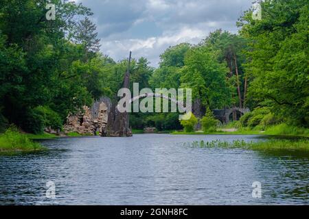 Kromlauer Park con il famoso Rakotzbrücke in Sassonia Germania / Kromlauer Park mit der weltberühmten Rakotzbrücke in Sachsen Deutschland Foto Stock