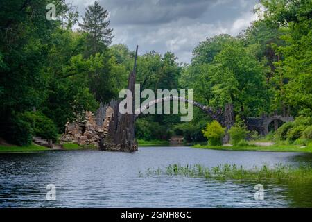 Kromlauer Park con il famoso Rakotzbrücke in Sassonia Germania / Kromlauer Park mit der weltberühmten Rakotzbrücke in Sachsen Deutschland Foto Stock