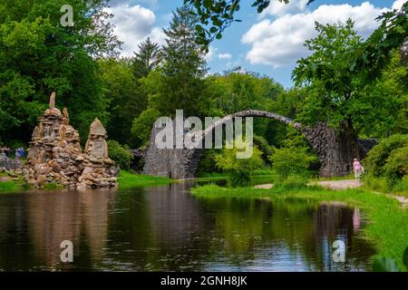 Kromlauer Park con il famoso Rakotzbrücke in Sassonia Germania / Kromlauer Park mit der weltberühmten Rakotzbrücke in Sachsen Deutschland Foto Stock