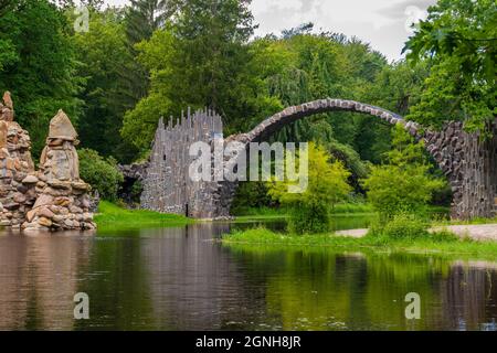 Kromlauer Park con il famoso Rakotzbrücke in Sassonia Germania / Kromlauer Park mit der weltberühmten Rakotzbrücke in Sachsen Deutschland Foto Stock