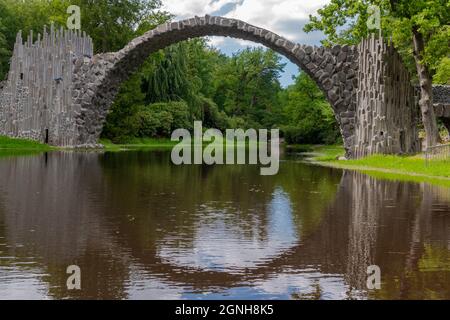 Kromlauer Park con il famoso Rakotzbrücke in Sassonia Germania / Kromlauer Park mit der weltberühmten Rakotzbrücke in Sachsen Deutschland Foto Stock