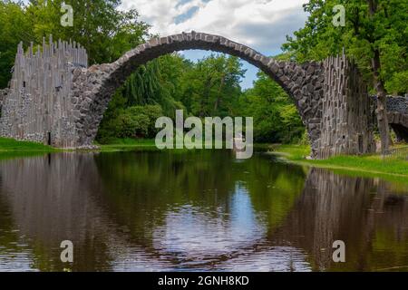 Kromlauer Park con il famoso Rakotzbrücke in Sassonia Germania / Kromlauer Park mit der weltberühmten Rakotzbrücke in Sachsen Deutschland Foto Stock