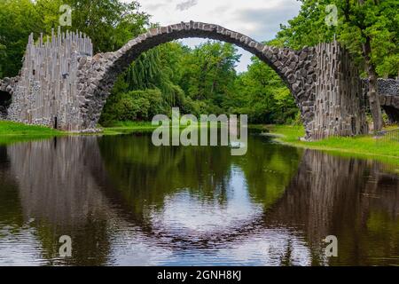 Kromlauer Park con il famoso Rakotzbrücke in Sassonia Germania / Kromlauer Park mit der weltberühmten Rakotzbrücke in Sachsen Deutschland Foto Stock