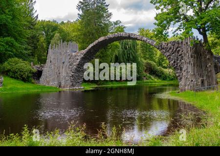 Kromlauer Park con il famoso Rakotzbrücke in Sassonia Germania / Kromlauer Park mit der weltberühmten Rakotzbrücke in Sachsen Deutschland Foto Stock