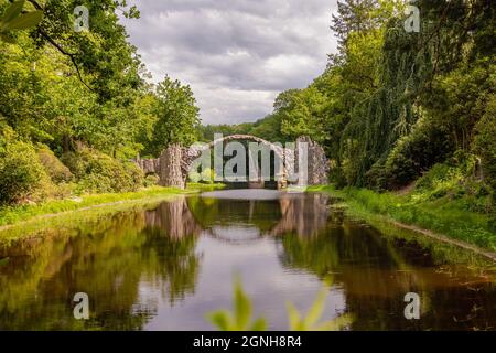 Kromlauer Park con il famoso Rakotzbrücke in Sassonia Germania / Kromlauer Park mit der weltberühmten Rakotzbrücke in Sachsen Deutschland Foto Stock