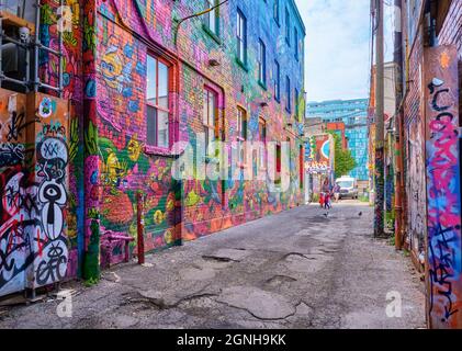 Grfitti Alley si trova all'interno del quartiere della moda nel centro di Toronto, Ontario. A tre isolati dalla Spadina Avenue a sud della Queen Stree Foto Stock