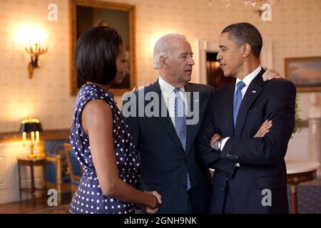 Il Presidente Barack Obama, il Vice Presidente Joe Biden e la First Lady Michelle Obama parlano nella Camera Blu della Casa Bianca prima di ospitare un ricevimento in onore del mese del Patrimonio Ebraico Americano, 27 maggio 2010. (Foto ufficiale della Casa Bianca di Pete Souza) questa fotografia ufficiale della Casa Bianca è resa disponibile solo per la pubblicazione da parte delle organizzazioni di notizie e/o per uso personale la stampa dal soggetto(i) della fotografia. La fotografia non può essere manipolata in alcun modo e non può essere utilizzata in materiali commerciali o politici, pubblicità, e-mail, prodotti, promozioni che in qualsiasi modo suggeriscono Foto Stock