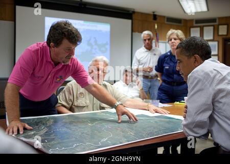 Il sindaco di Grand Isle David Camardelle indica le aree su una mappa durante un briefing con il presidente Barack Obama alla stazione della Guardia Costiera degli Stati Uniti a Grand Isle, la., 28 maggio 2010. (Foto ufficiale della Casa Bianca di Pete Souza) questa fotografia ufficiale della Casa Bianca è resa disponibile solo per la pubblicazione da parte delle organizzazioni di notizie e/o per uso personale per la stampa dal soggetto(i) della fotografia. La fotografia non può essere manipolata in alcun modo e non può essere utilizzata in materiali commerciali o politici, pubblicità, e-mail, prodotti, promozioni che in alcun modo suggeriscono l'approvazione o l'approvazione del Pre Foto Stock