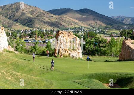 Golden, Colorado - il campo da golf Fossil Trace. I golfisti giocano vicino a orme di dinosauri e tracce di altri animali e piante del tardo Cretac Foto Stock